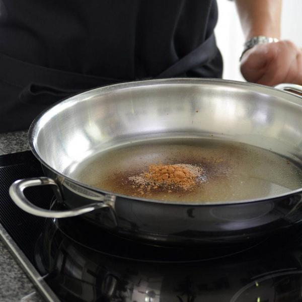 COOK and ENJOY Rezept Gebrannte Mandeln Zutaten in einer grossen Pfanne aufkochen