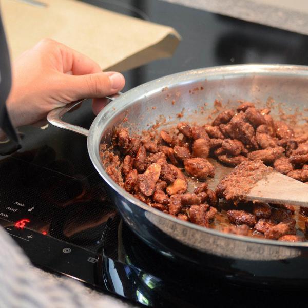 COOK and ENJOY Rezept Gebrannte Mandeln mehrmals umrühren bis von einer trockenen Schicht überzogen