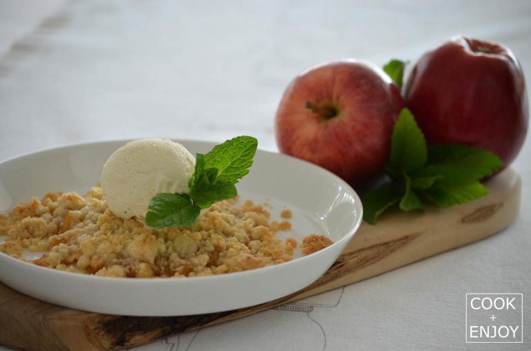 COOK and ENJOY Rezept Apple-Crumble mit Vanilleeis